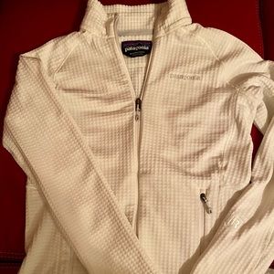 Women’s Medium Cream Colored R1 Patagonia in Cream